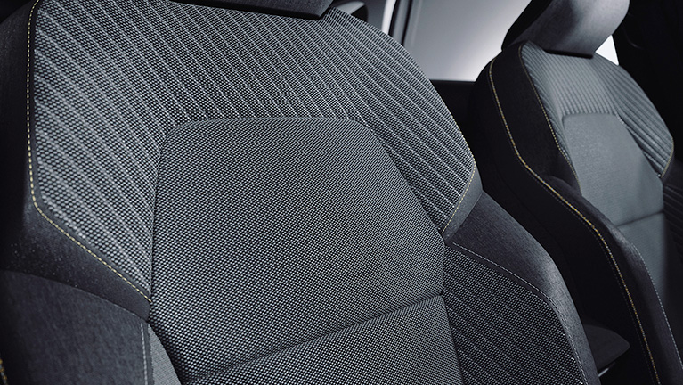 Stoff-Kunstleder-Sitze mit markanter Ziernaht im ASX